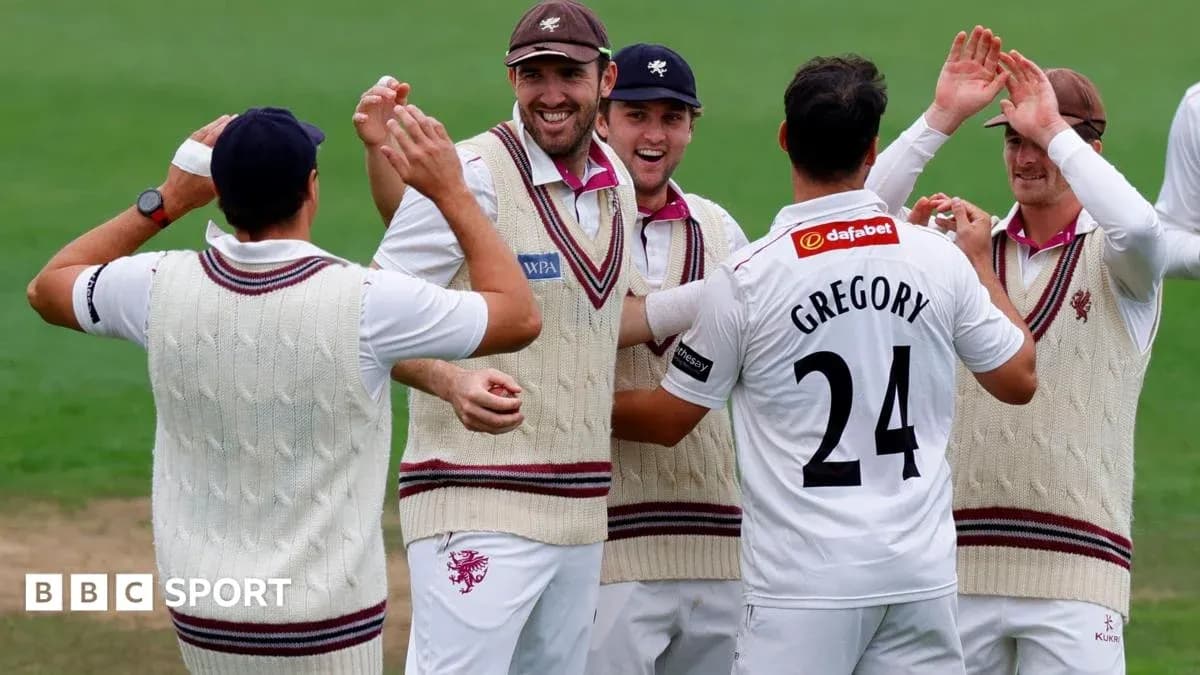 Jugadores de Somerset celebrando una wicket en cricket
