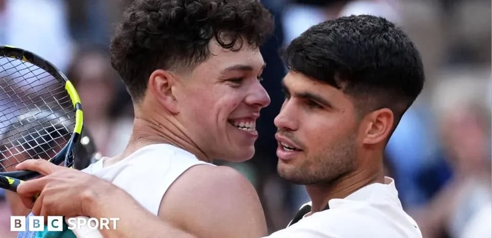 Jugadores de tenis abrazándose tras el partido