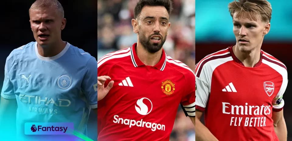 Tres jugadores de fútbol en sus uniformes de club