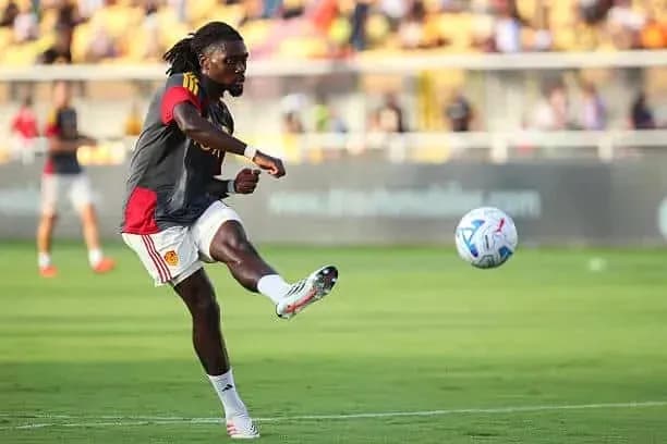 Jugador entrenando y chutando el balón en campo