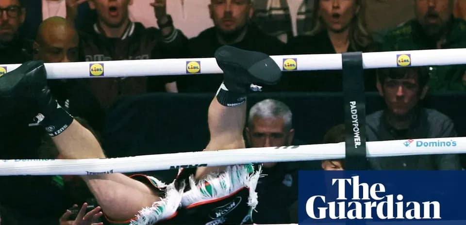 Boxeador caído entre las cuerdas del ring