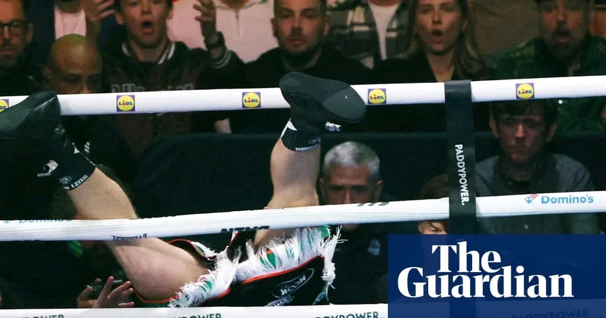 Boxeador caído entre las cuerdas del ring