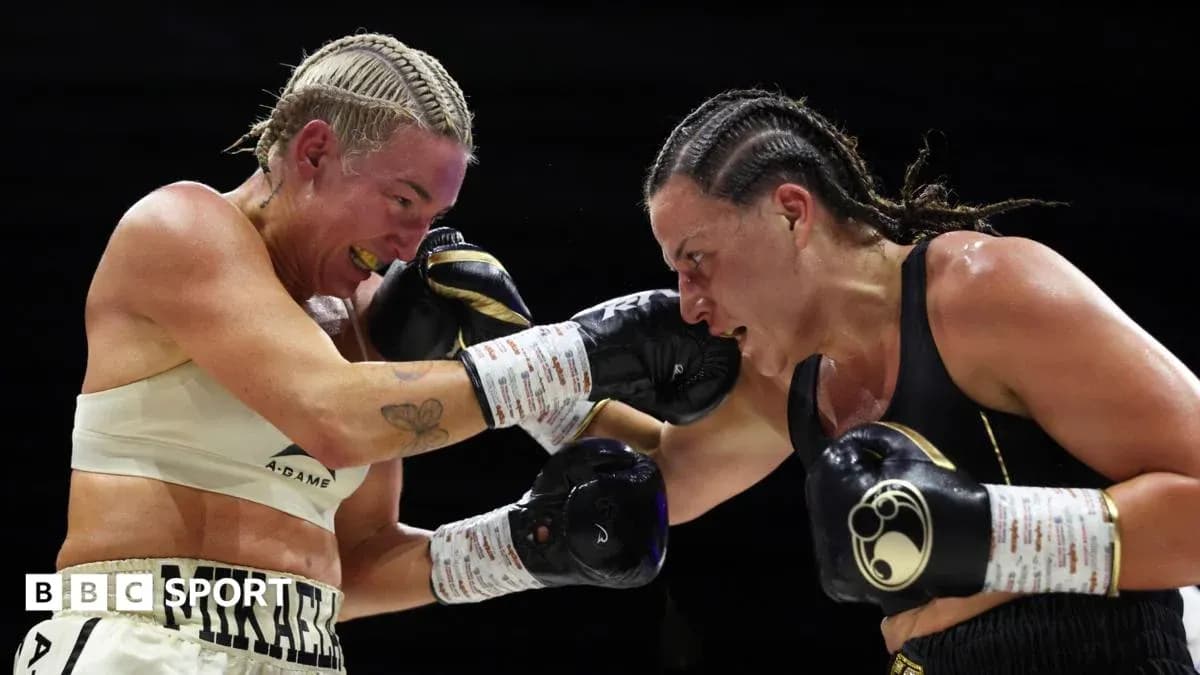 Dos boxeadoras intercambiando golpes en el ring