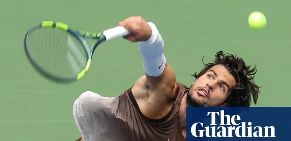 Jugador de tenis haciendo un saque en la cancha