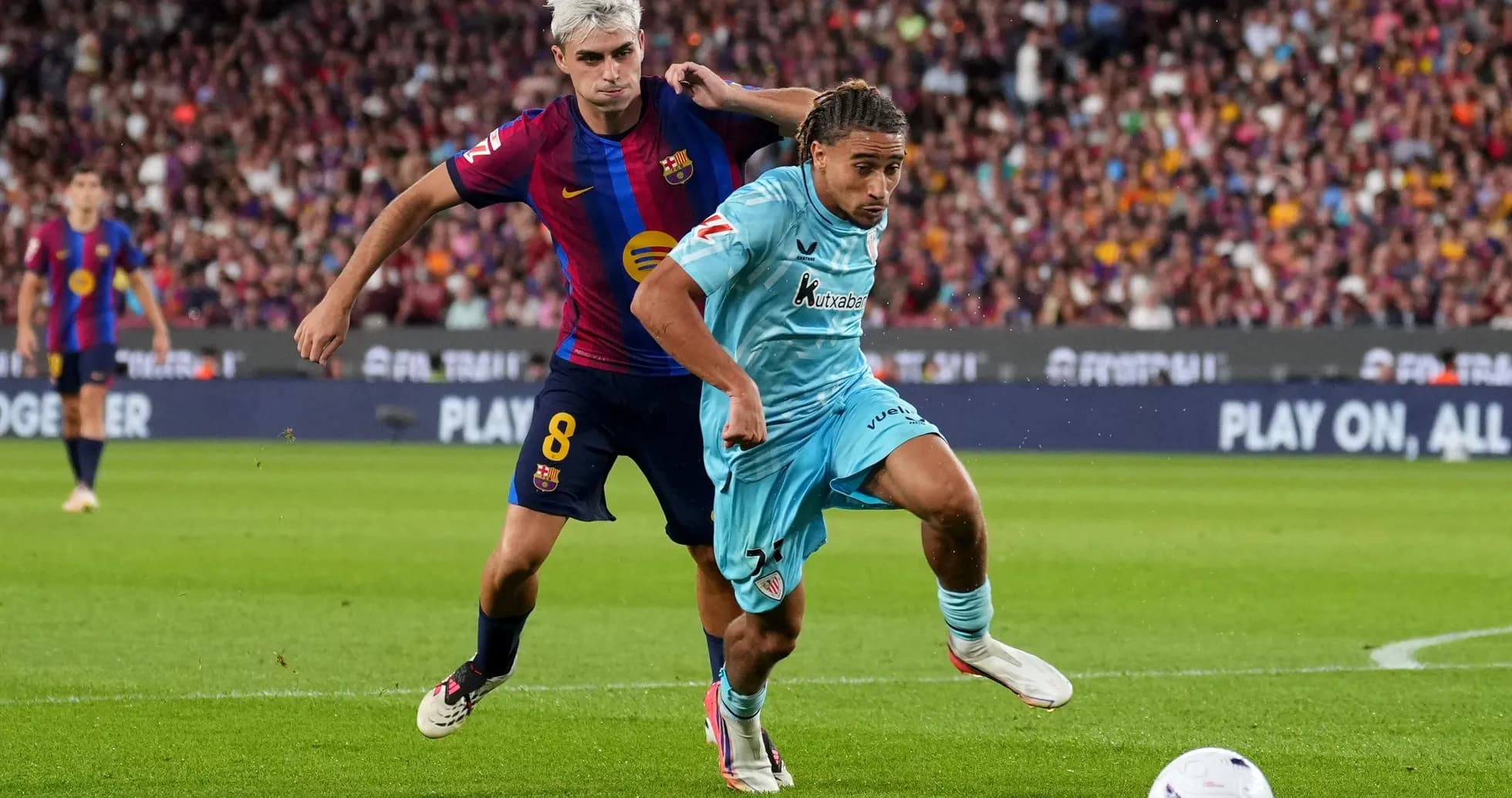 Jugador de Barcelona persiguiendo a rival en partido