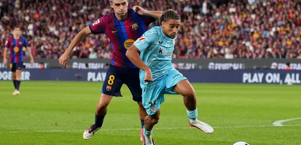 Jugador de Barcelona persiguiendo a rival en partido