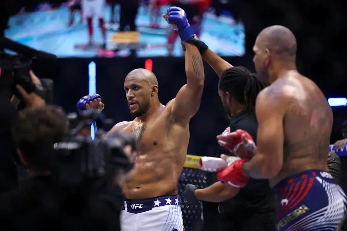 Luchador levantando la mano tras ganar combate