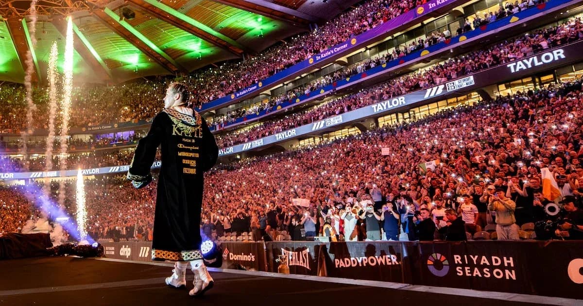 Katie Taylor entrando al ring ante una multitud animada