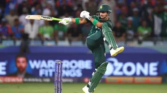 Jugador de Pakistán bateando en partido de cricket