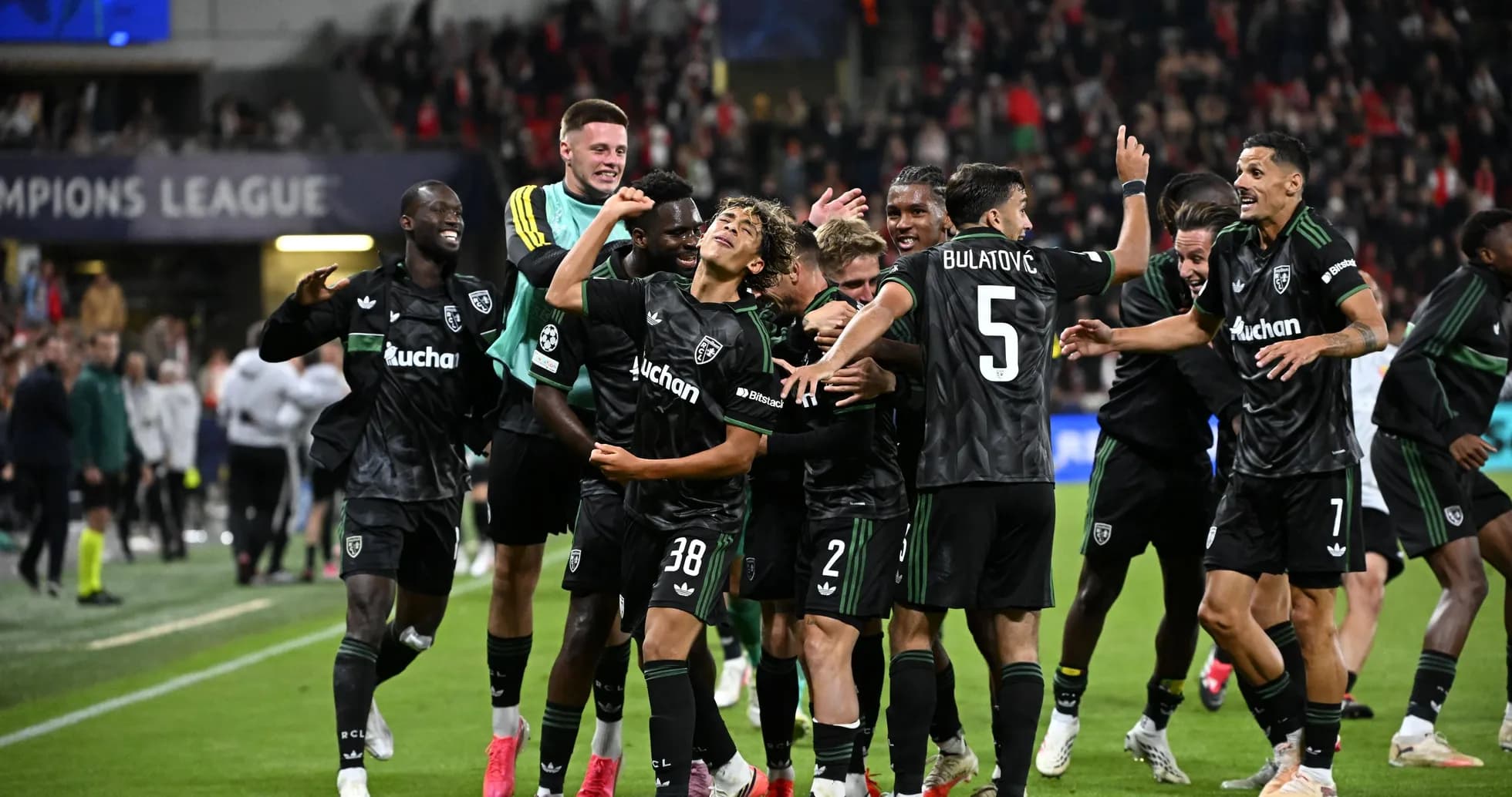 Jugadores celebrando tras un gol en la Champions League
