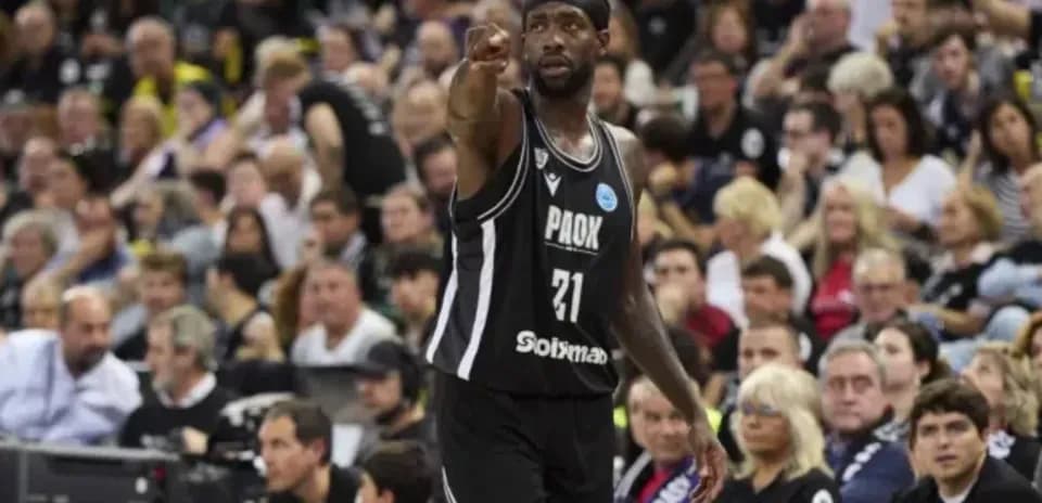 Jugador de baloncesto señalando a la audiencia