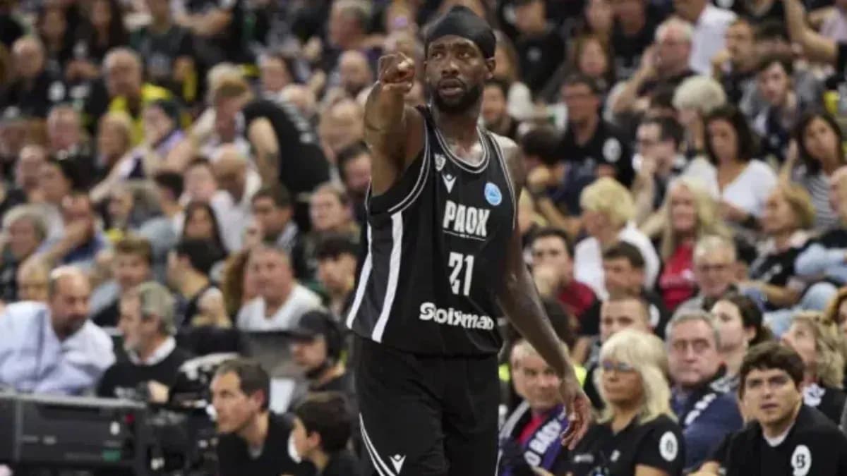 Jugador de baloncesto señalando a la audiencia