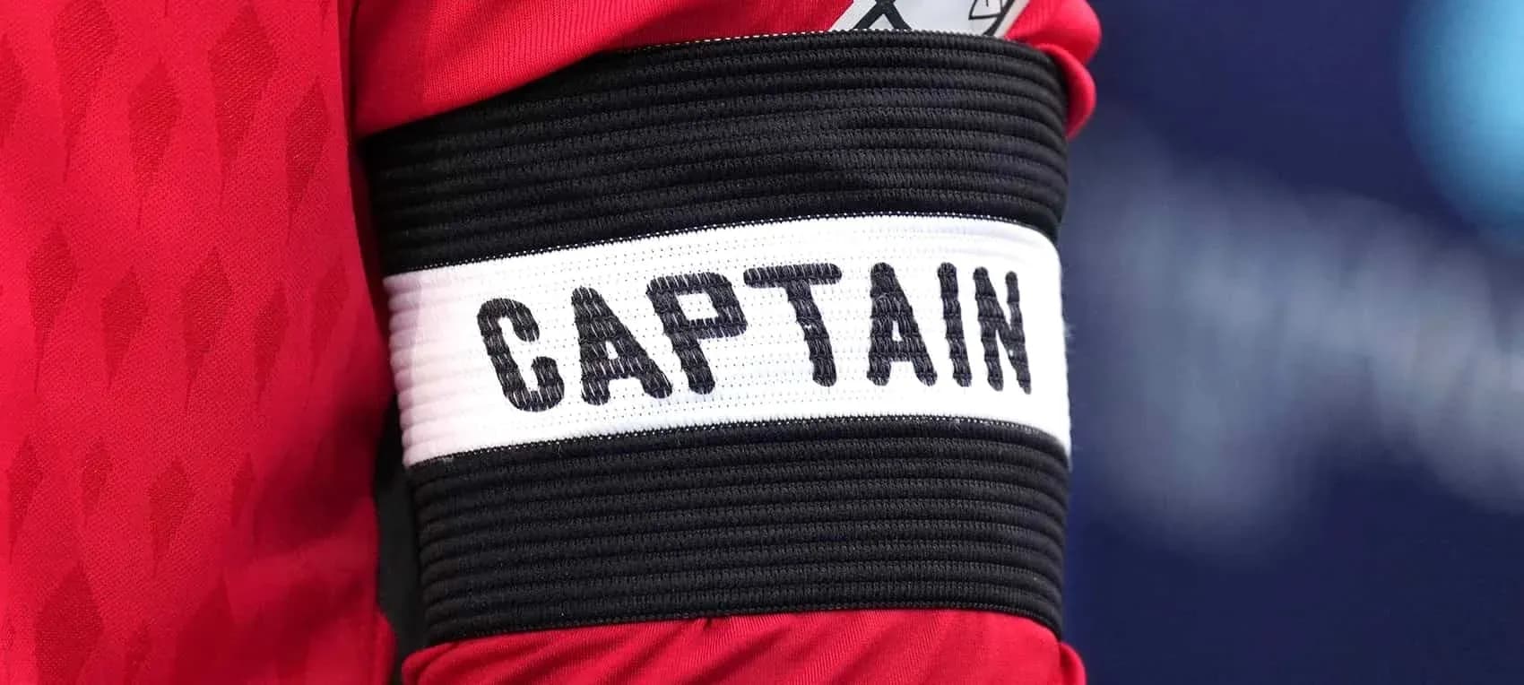 Brazalete de capitán en camiseta roja