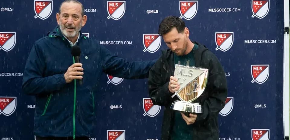 Jugador recibiendo trofeo en evento de MLS