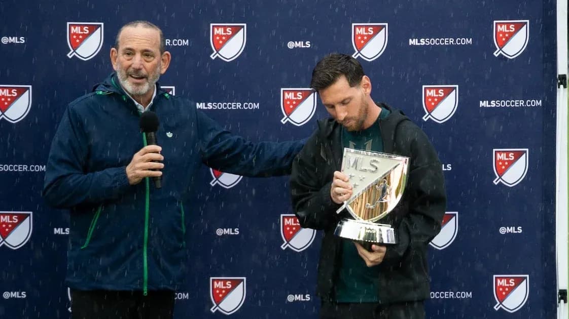 Jugador recibiendo trofeo en evento de MLS