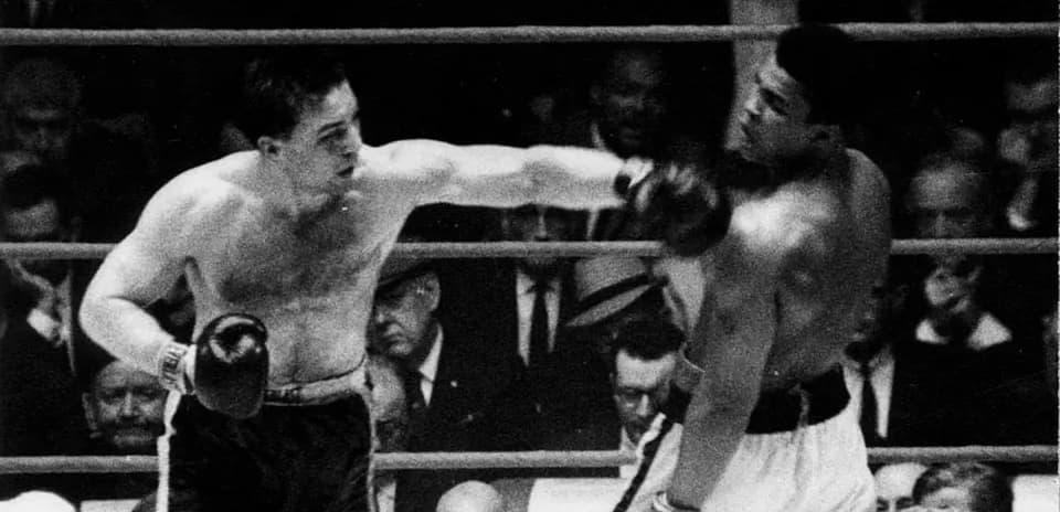 Boxeador lanzando un golpe en el ring