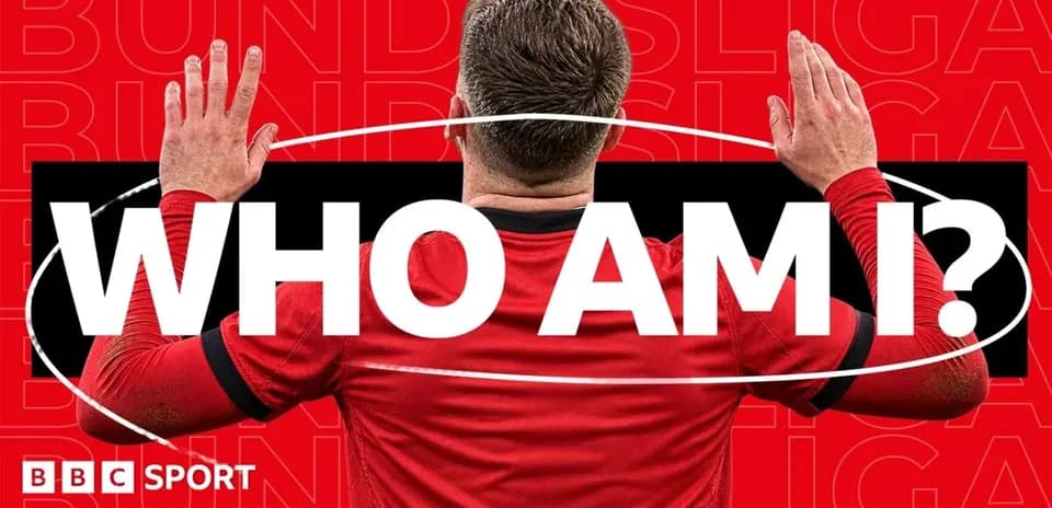 Jugador con camiseta roja levantando las manos en señal de pregunta