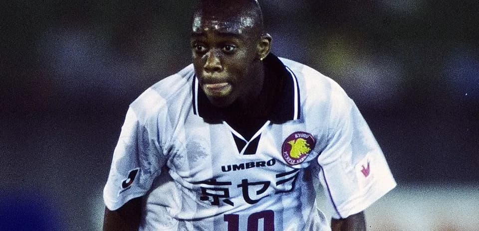 Jugador corriendo en partido de fútbol