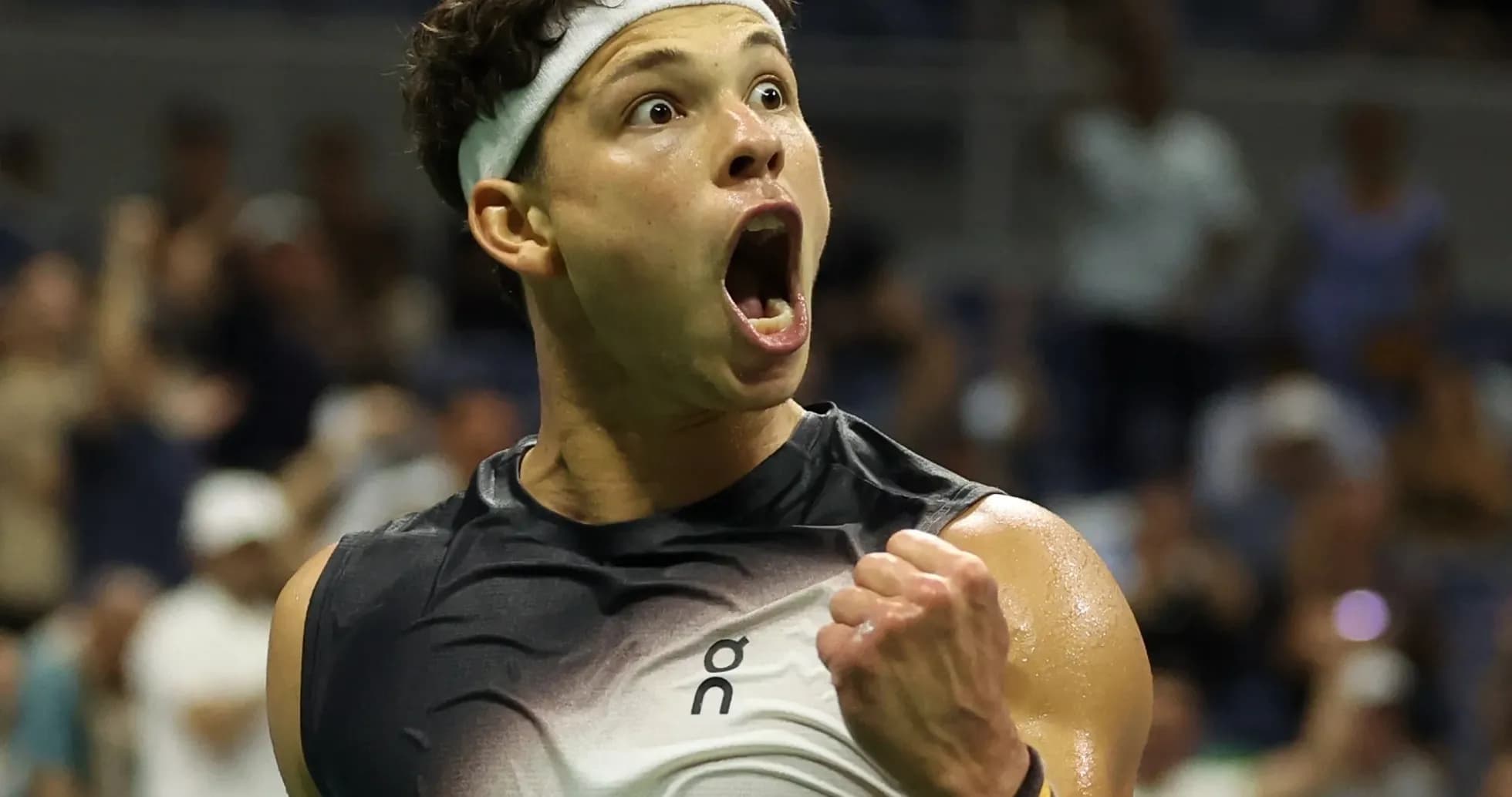 Jugador de tenis celebrando con el puño cerrado