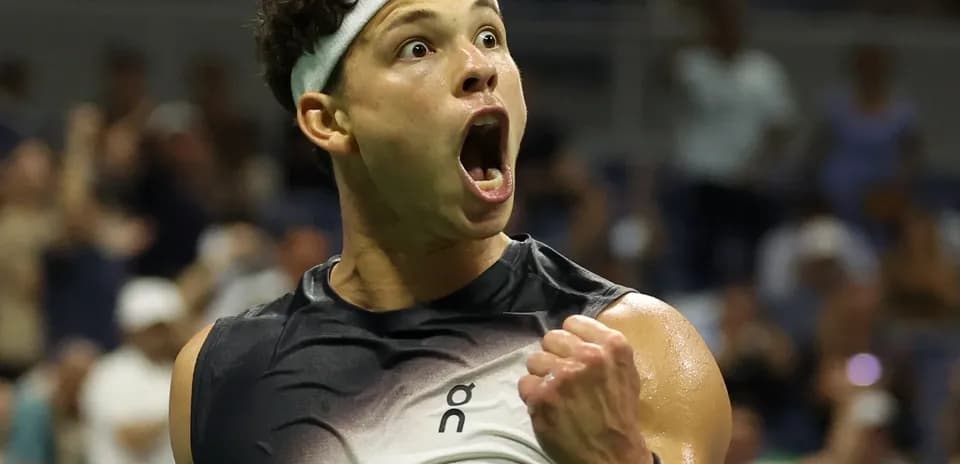 Jugador de tenis celebrando con el puño cerrado