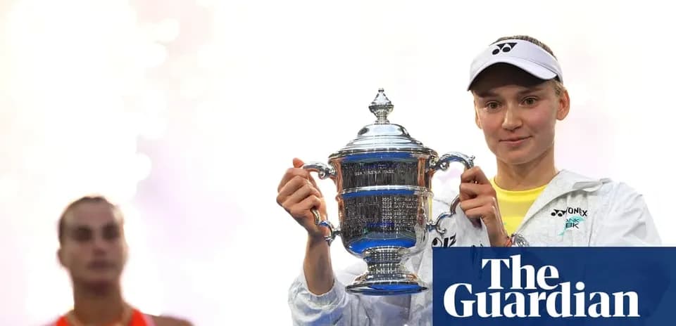 Jugadora sosteniendo el trofeo del US Open