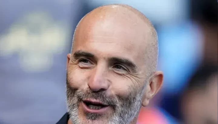 Hombre sonriendo durante un evento deportivo