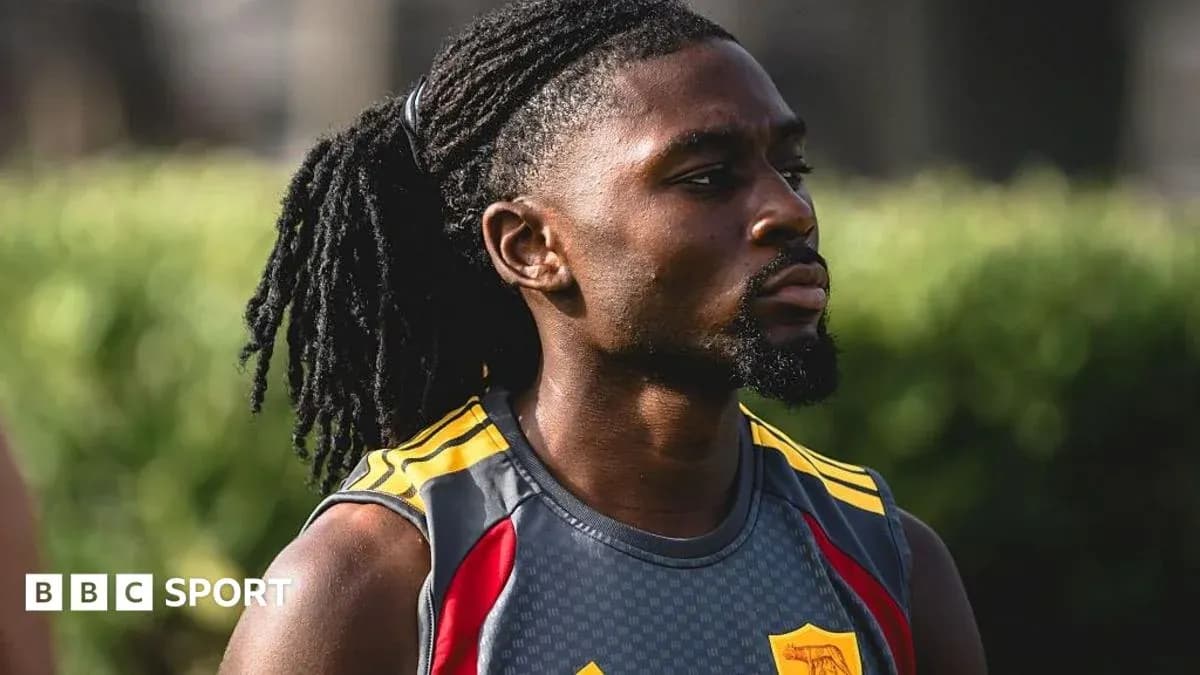 Jugador entrenando con camiseta del equipo