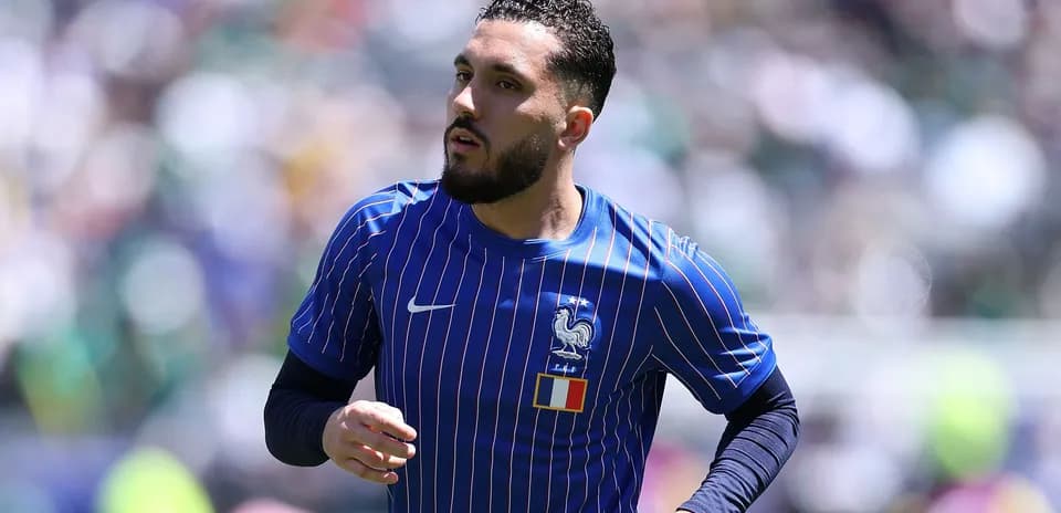 Jugador de Francia corriendo en el campo de juego