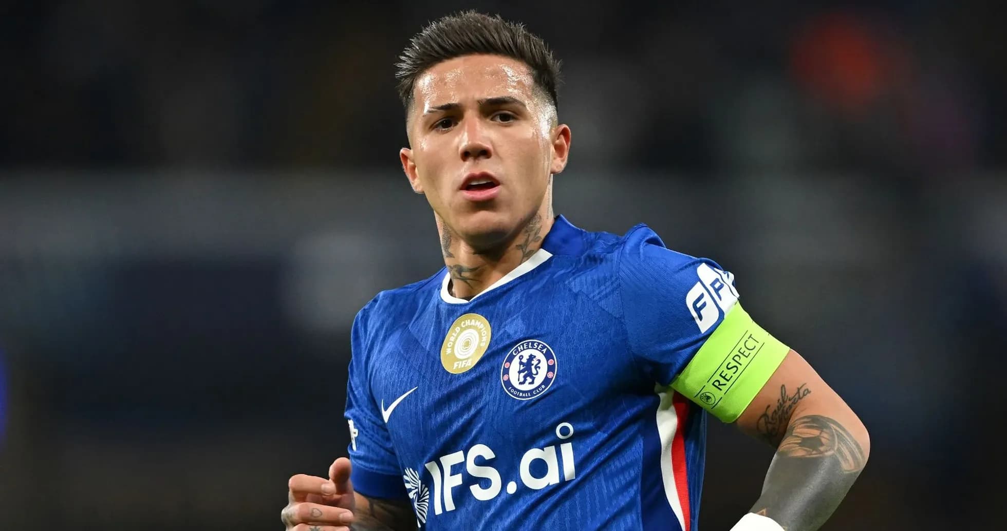 Jugador de Chelsea con brazalete de capitán en acción