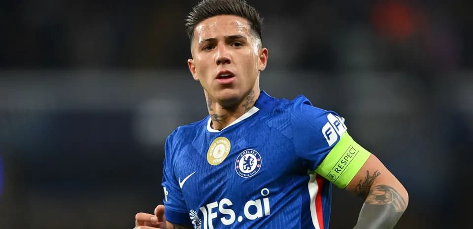 Jugador de Chelsea con brazalete de capitán en acción