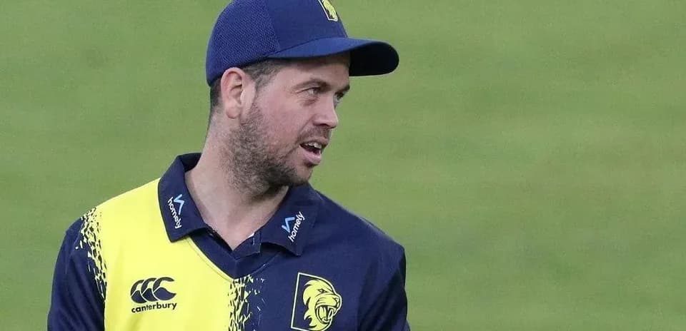 Jugador de cricket con uniforme amarillo y azul