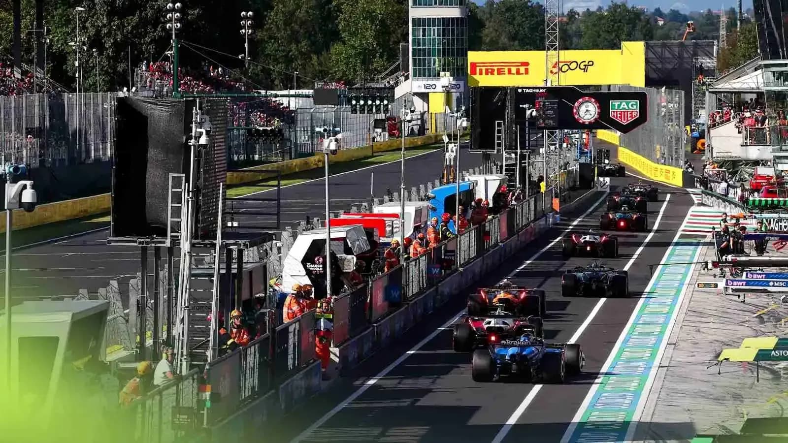 Varios coches de Fórmula 1 en boxes durante carrera