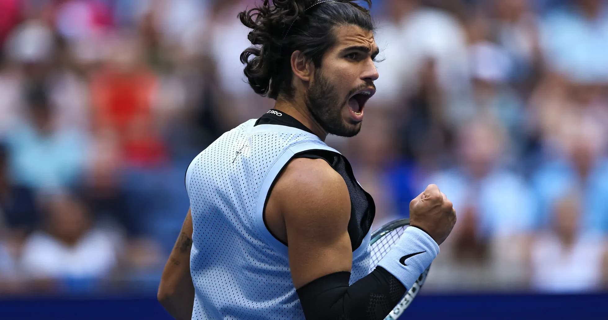 Jugador de tenis celebrando un punto en el partido