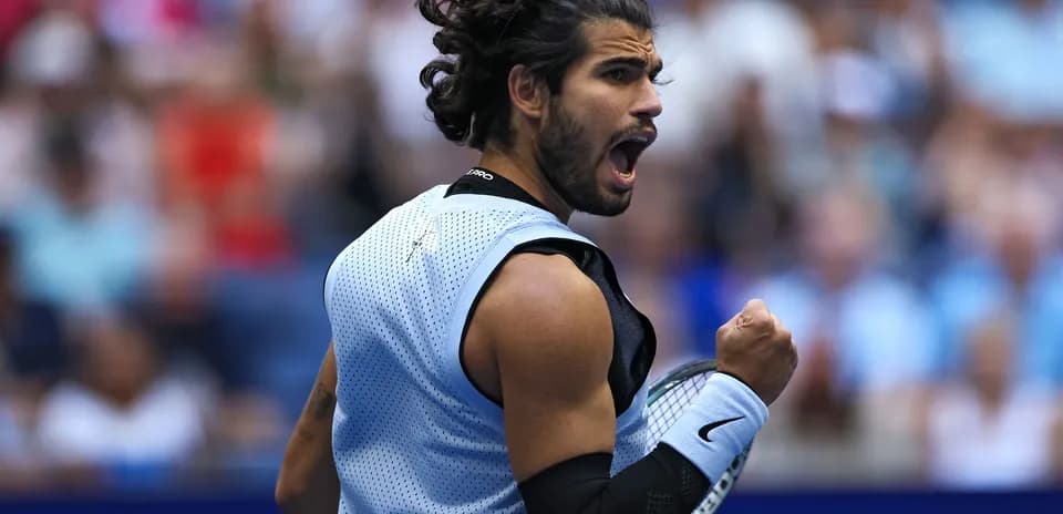 Jugador de tenis celebrando un punto en el partido