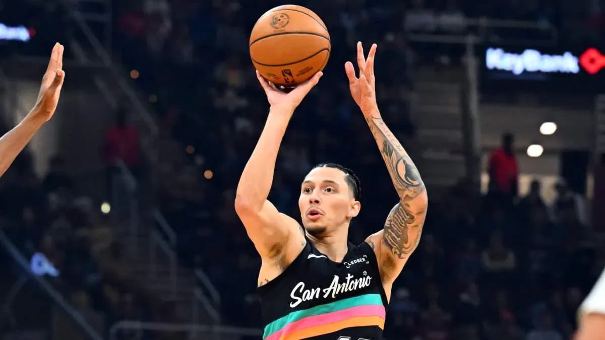 Jugador de baloncesto lanzando el balón en partido