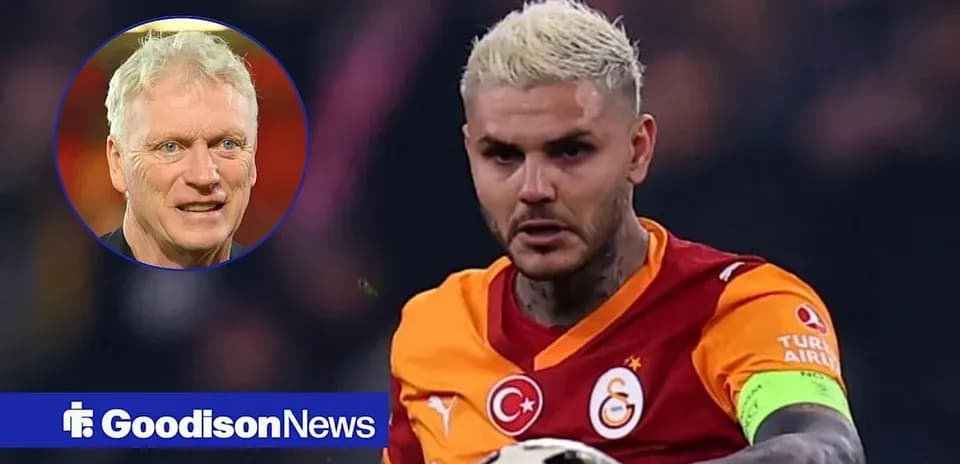 Jugador de Galatasaray preparando un tiro en el campo