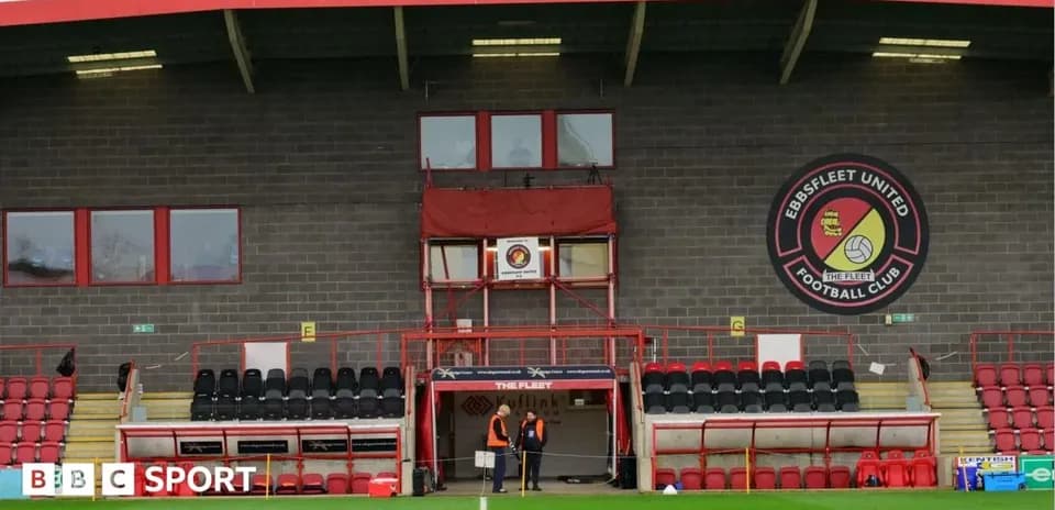 Vista del estadio de Ebbsfleet United con empleados