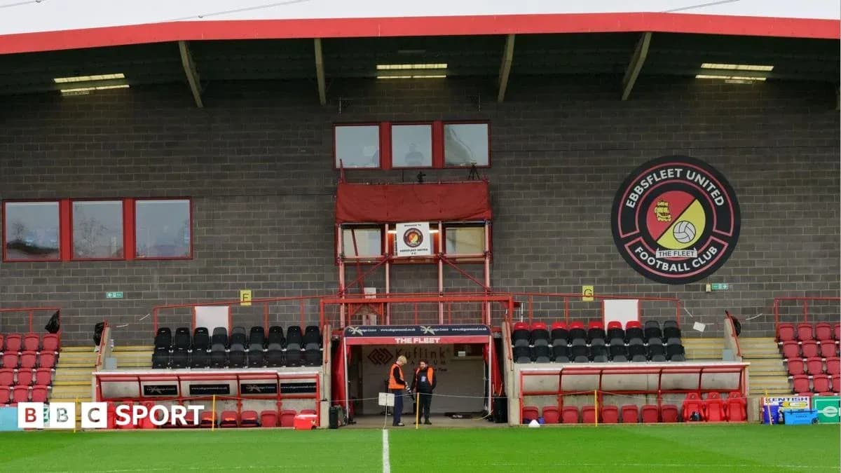 Vista del estadio de Ebbsfleet United con empleados
