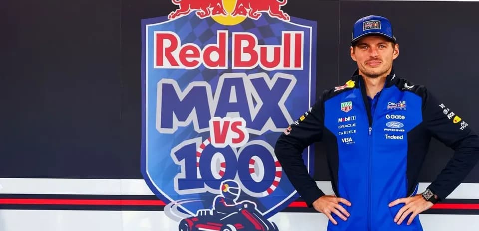 Piloto posando frente a mural de Red Bull