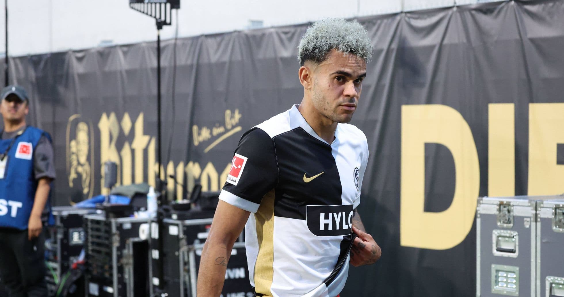 Jugador saliendo del túnel antes del partido