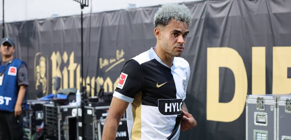 Jugador saliendo del túnel antes del partido