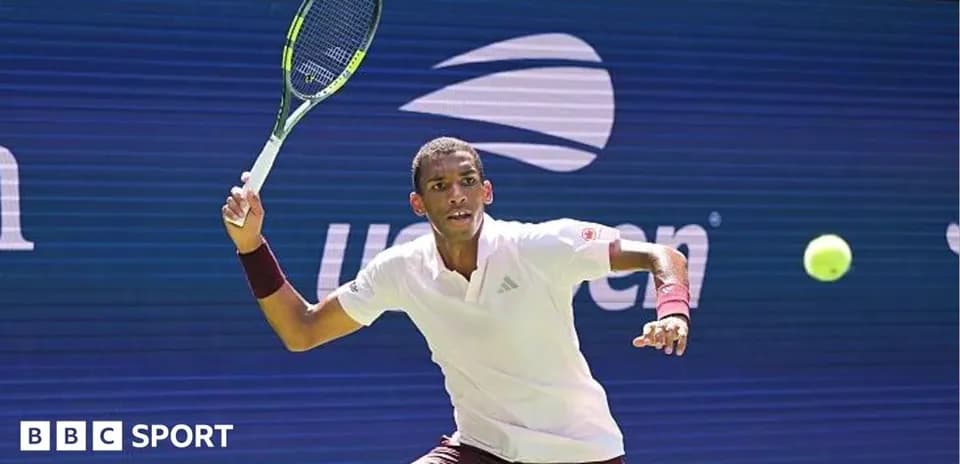 Jugador de tenis golpeando la pelota en el partido