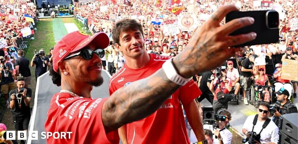 Dos pilotos posando para selfie frente a la multitud
