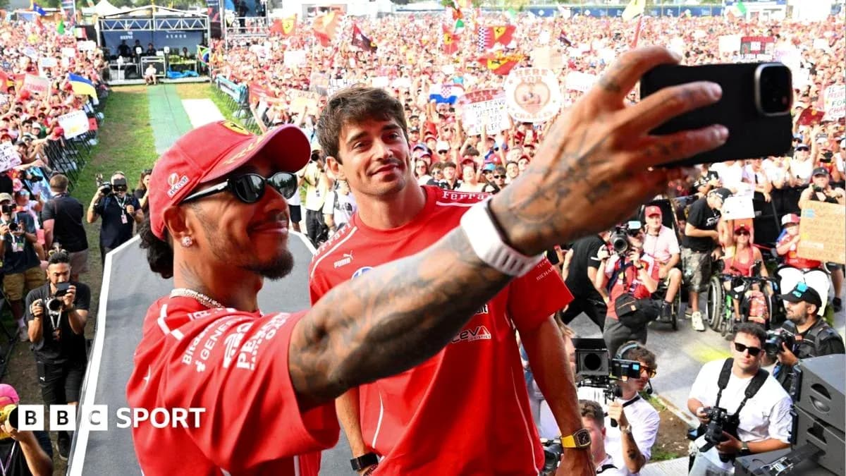 Dos pilotos posando para selfie frente a la multitud