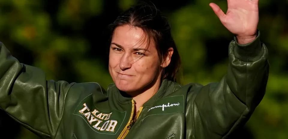 Deportista saludando con chaqueta verde en exterior