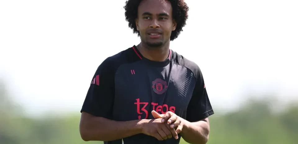 Jugador de fútbol en entrenamiento con camiseta de Manchester United