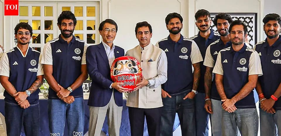 Jugadores de cricket posando con figura tradicional japonesa