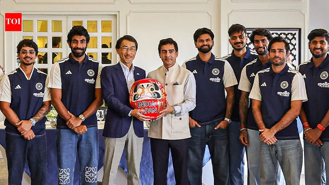Jugadores de cricket posando con figura tradicional japonesa