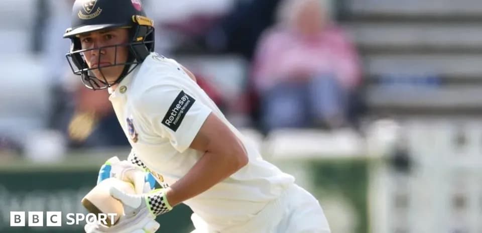 Jugador de cricket corriendo con bate en mano