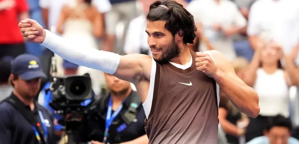 Jugador celebrando tras un partido de tenis